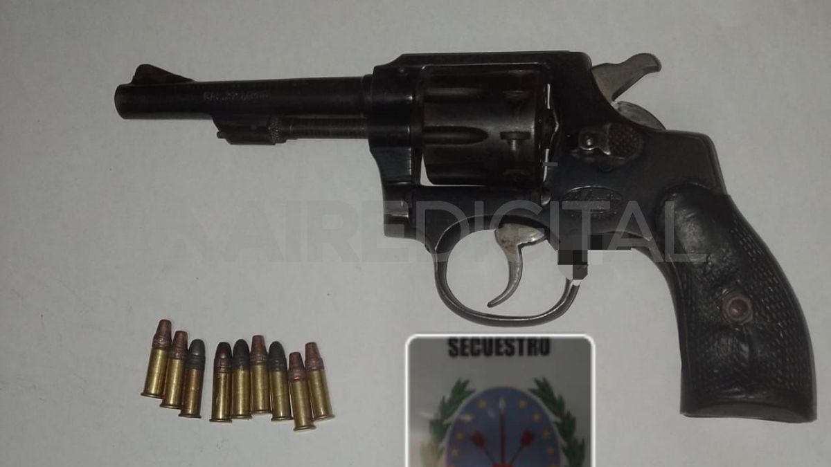 El arma encontrada oculta en la palanca de cambio. El arma encontrada oculta en la palanca de cambio.