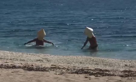 Dos hombres se disfrazaron de boyas para poder ir al mar y violaron la cuarentena en Francia. Dos hombres se disfrazaron de boyas para poder ir al mar y violaron la cuarentena en Francia.