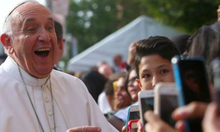 francisco critico a los que sacan fotos durante las misas