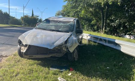 El automóvil volcó en la Avenida 27 de Febrero. El automóvil volcó en la Avenida 27 de Febrero.