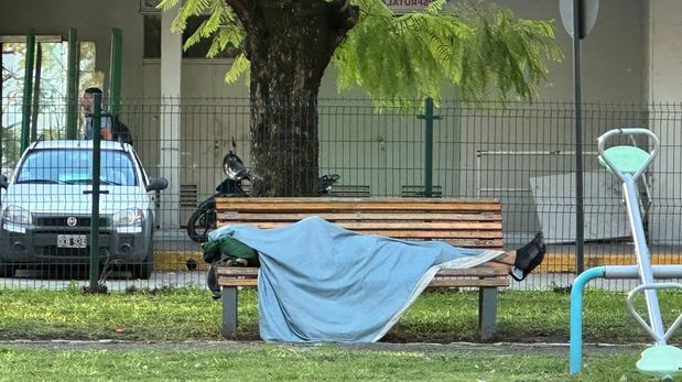 La zona detrás de la terminal es una de las que contiene a más personas en situación de calle en el barrio.