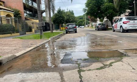 Pérdida de agua y hundimiento en calle Río Bamba en barrio Guadalupe Este. Pérdida de agua y hundimiento en calle Río Bamba en barrio Guadalupe Este.