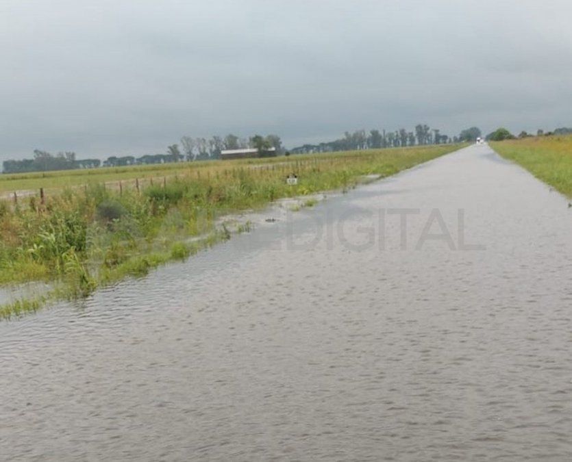 La Ruta Nacional 11 está completamente inundada desde el cruce con Emilia hasta el ex peaje de Videla.&nbsp;