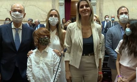 Carolina Losada juró como senadora de la Nación junto con los otros 23 legisladores electos el 14 de noviembre. Carolina Losada juró como senadora de la Nación junto con los otros 23 legisladores electos el 14 de noviembre.