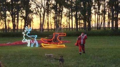 Navidad especial en Malabrigo: un Papá Noel en parapente sorprendió a los vecinos durante la Nochebuena