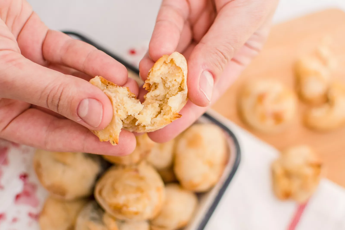 Emilio de MasterChef deslumbró con unos knishes de papa y cebolla.