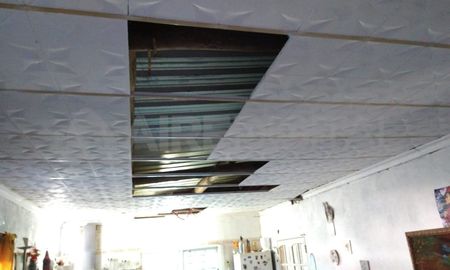 Los daños en el cielorraso de la casa que habita Rubén junto a su familia. Los daños en el cielorraso de la casa que habita Rubén junto a su familia.