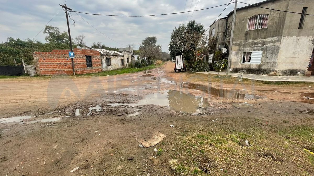 Así está una de las calles del barrio La Guardia producto de un caño roto.