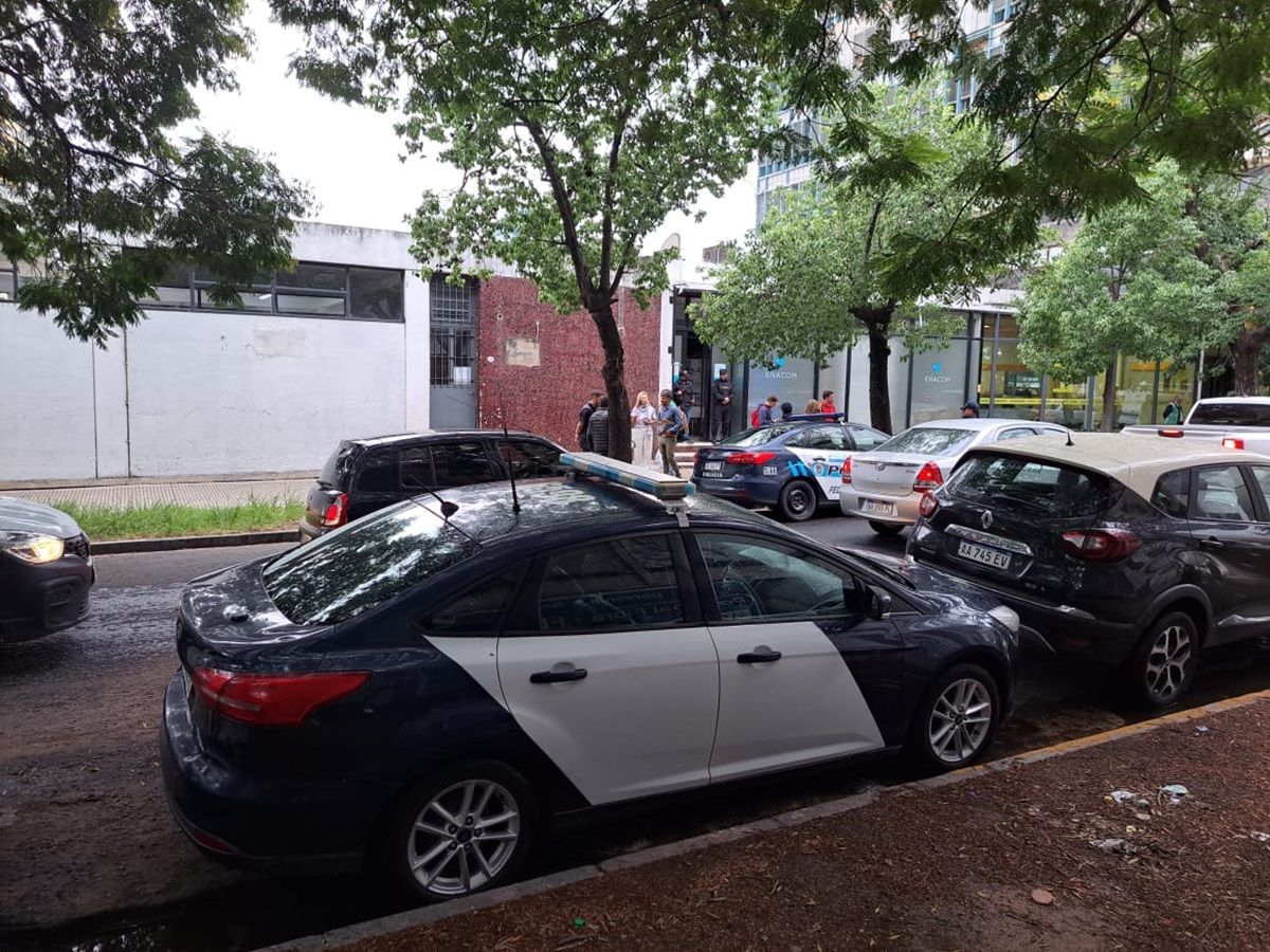El ingreso al edificio quedó custodiado por Policía Federal. El ingreso al edificio quedó custodiado por Policía Federal.