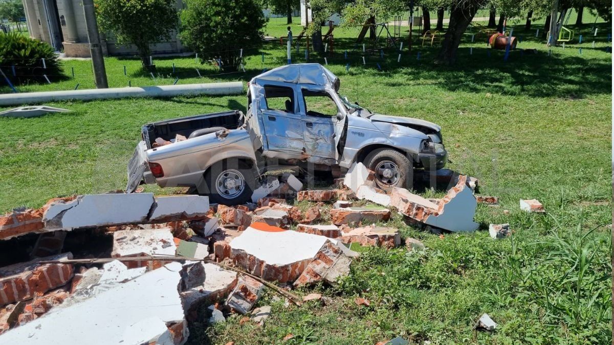 Accidente en la ruta provincial 6: una camioneta chocó una garita.