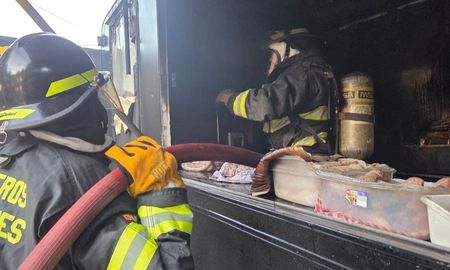 El incendio ocurrió en un carribar de calle Hipólito Yrigoyen al 1000 en Rafaela. El dueño sufrió quemaduras y fue trasladado al hospital. El incendio ocurrió en un carribar de calle Hipólito Yrigoyen al 1000 en Rafaela. El dueño sufrió quemaduras y fue trasladado al hospital.