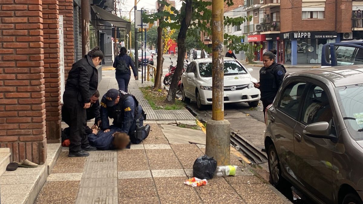 Ocurrió en 25 de Mayo al 3200 de la ciudad de Santa Fe. El sospechoso, en situación de calle, fue reducido tras insultar e intentar agredir a efectivos.