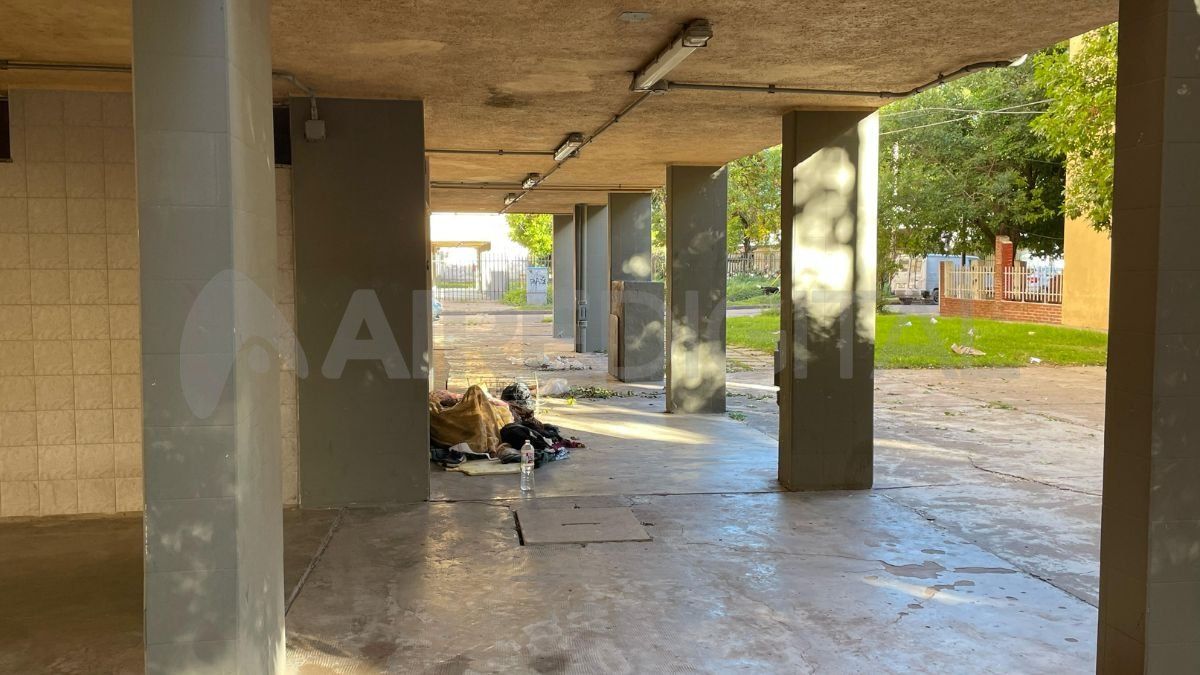 Barrio Las Flores ll: personas en situación de calle viven en las galerías
