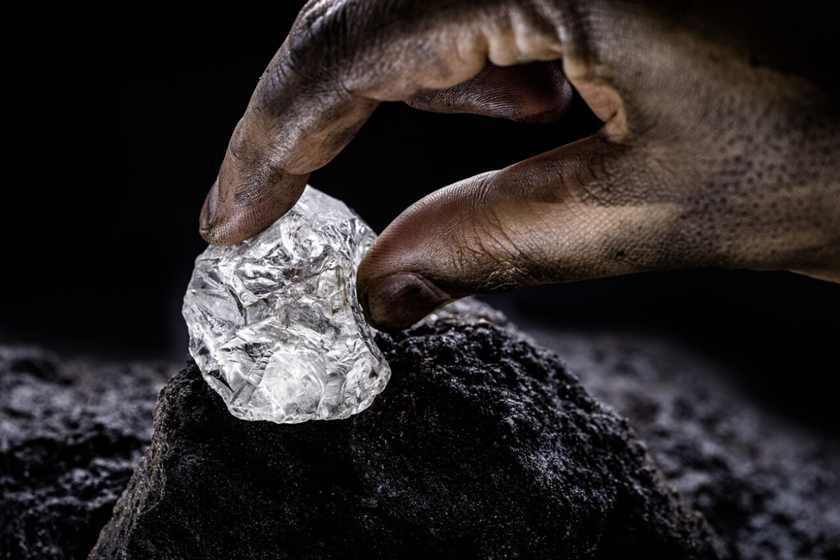 El litio, al que muchos llaman el oro blanco, es un metal alcalino blanco muy ligero que no existe en estado libre en la naturaleza, sino solamente en compuestos.