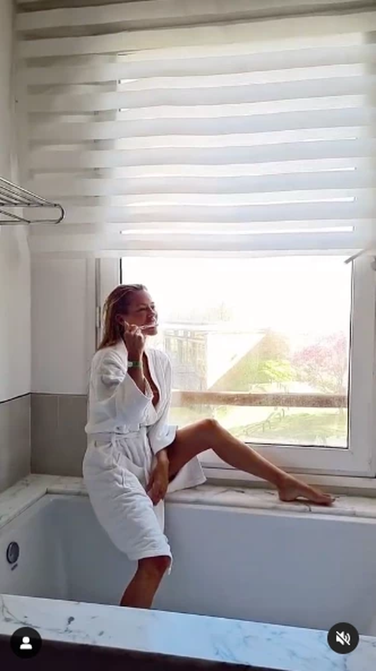 Colores blancos y mucha luz en el baño. Foto IG.