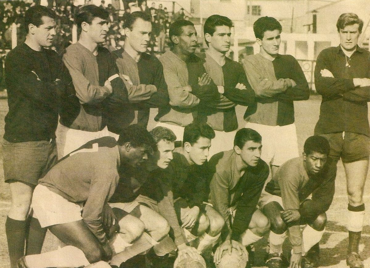 Una de las formaciones de Colón en 1965. Parados: Edgardo Nerbutti, Jorge Omar Sanitá, Carlos Alberto Larpin, Gisleno Medina Leites, Sebastián Félix García, José D. Rodríguez y Tremonti; agachados: Orlando Medina Leites, Alberto Ríos, Alfredo Domingo Obberti, Juan Alberto Castro y Raúl Cardozo Crespo.