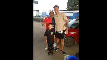 Un gesto para aplaudir: un jugador de Colón sorprendió a un hincha en su propia casa