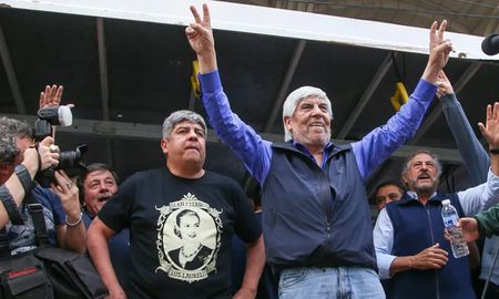 Hugo Moyano pretendía un aumento del 15%. Sin embargo, Camioneros se dispone a cerrar un acuerdo paritario de tres meses del 5,5%. Hugo Moyano pretendía un aumento del 15%. Sin embargo, Camioneros se dispone a cerrar un acuerdo paritario de tres meses del 5,5%.