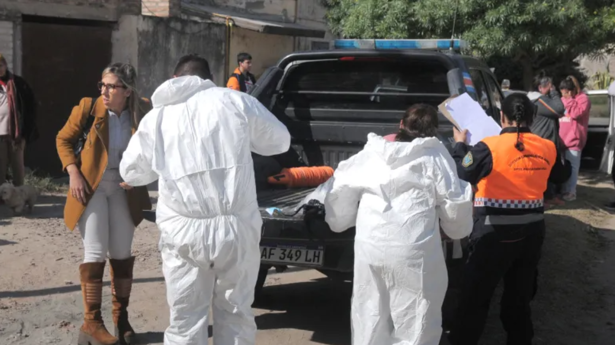 La fiscal de turno arribó al inmueble y junto con Criminalística, la Policía Científica, el médico de Sanidad y un testigo ingresaron a la casa. La fiscal de turno arribó al inmueble y junto con Criminalística, la Policía Científica, el médico de Sanidad y un testigo ingresaron a la casa.