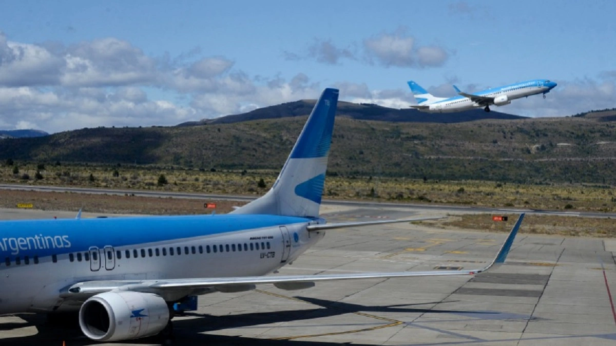 Un OVNI siguió a tres aviones de Aerolíneas Argentinas en un vuelo a Bariloche: Es increíble