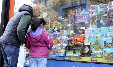 Las ventas de juguetes en Argentina cayeron 5,2% por el Día del Niño 2025. El comercio electrónico creció un 30%, pero no compensó la baja en tiendas físicas. Las ventas de juguetes en Argentina cayeron 5,2% por el Día del Niño 2025. El comercio electrónico creció un 30%, pero no compensó la baja en tiendas físicas.