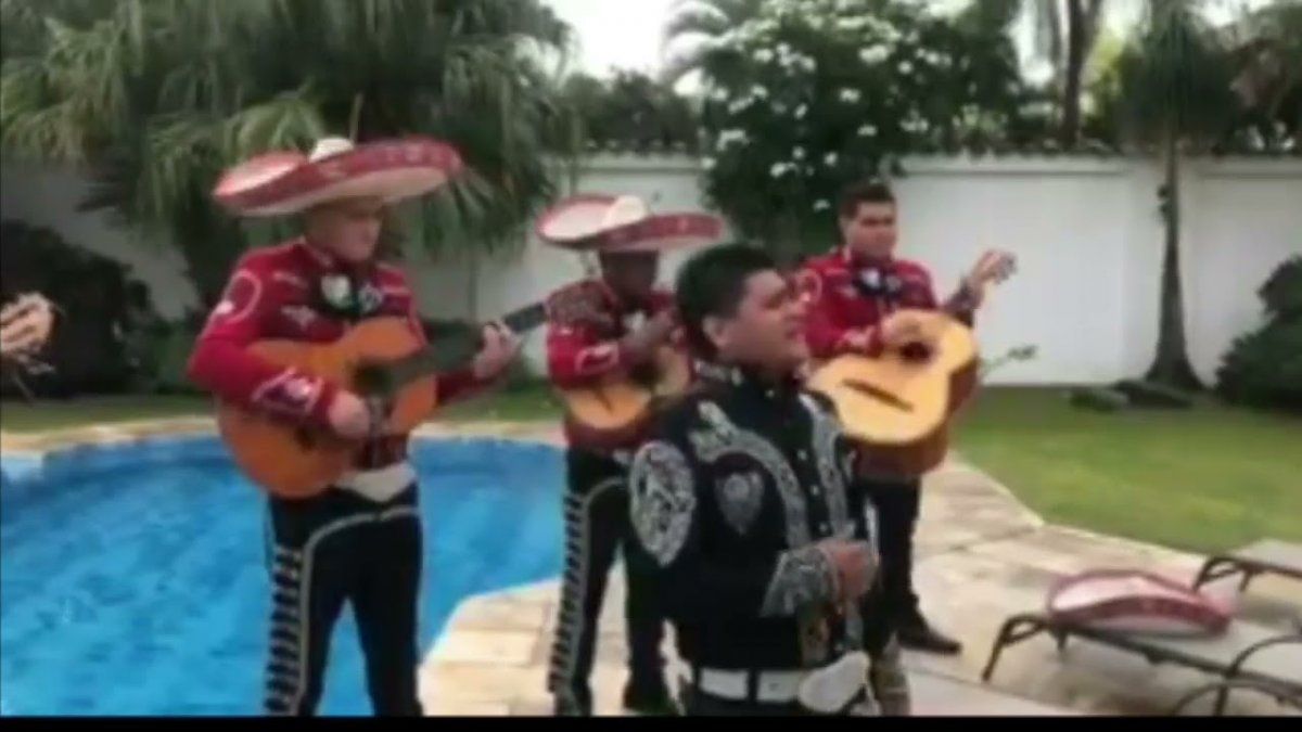 Mariachi terminó adentro de una pileta en plena serenata