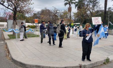 Frente al Hospital Cullen, trabajadores de la salud autoconvocados pidieron sueldos dignos. Frente al Hospital Cullen, trabajadores de la salud autoconvocados pidieron sueldos dignos.