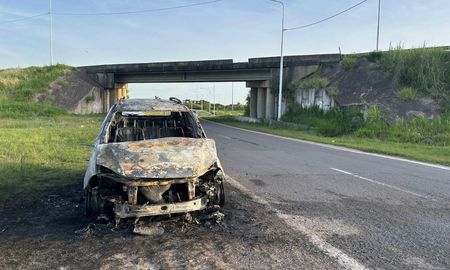 Efectivos de Bomberos trabajaron en el lugar para sofocar el incendio. Efectivos de Bomberos trabajaron en el lugar para sofocar el incendio.