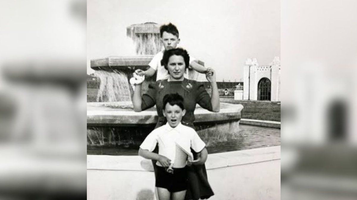 Paul, su madre Mary, y su hermano mayor Mike. McCartney perdió a su mamá en 1956, a los 14 años Paul, su madre Mary, y su hermano mayor Mike. McCartney perdió a su mamá en 1956, a los 14 años
