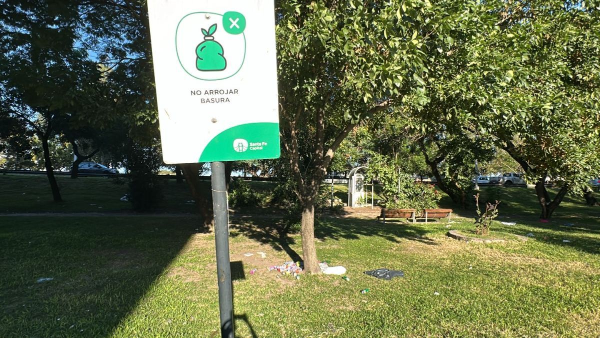Frente al pasaje hay un pulmón verde en el cuál no se respeta la normativa de no arrojar basura. Frente al pasaje hay un pulmón verde en el cuál no se respeta la normativa de no arrojar basura.