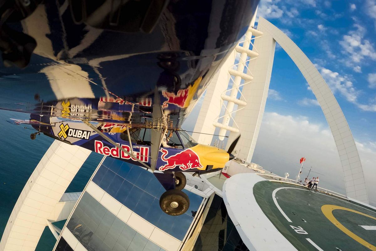 Como el diámetro del helipuerto del Burj Al-Arab es de apenas 26,75 metros (88 pies), hubo que realizar una serie de modificaciones al avión, especialmente con el peso: debieron reducirlo de 598,7 kilos (1320 libras) a 424,5 kilos (936 libras), es decir, 174,2 kilos (384 libras) menos. Como el diámetro del helipuerto del Burj Al-Arab es de apenas 26,75 metros (88 pies), hubo que realizar una serie de modificaciones al avión, especialmente con el peso: debieron reducirlo de 598,7 kilos (1320 libras) a 424,5 kilos (936 libras), es decir, 174,2 kilos (384 libras) menos.