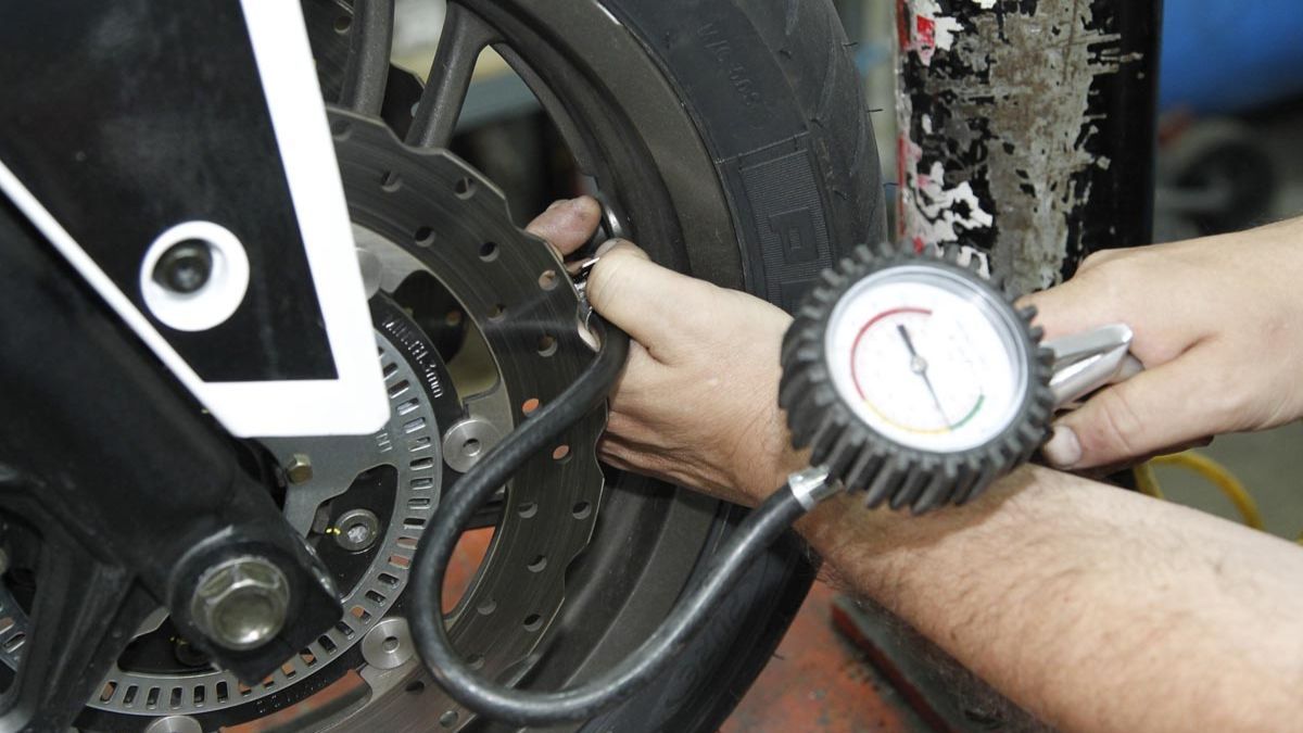 La cantidad de aire que necesita la llanta varía según el modelo. La cantidad de aire que necesita la llanta varía según el modelo.