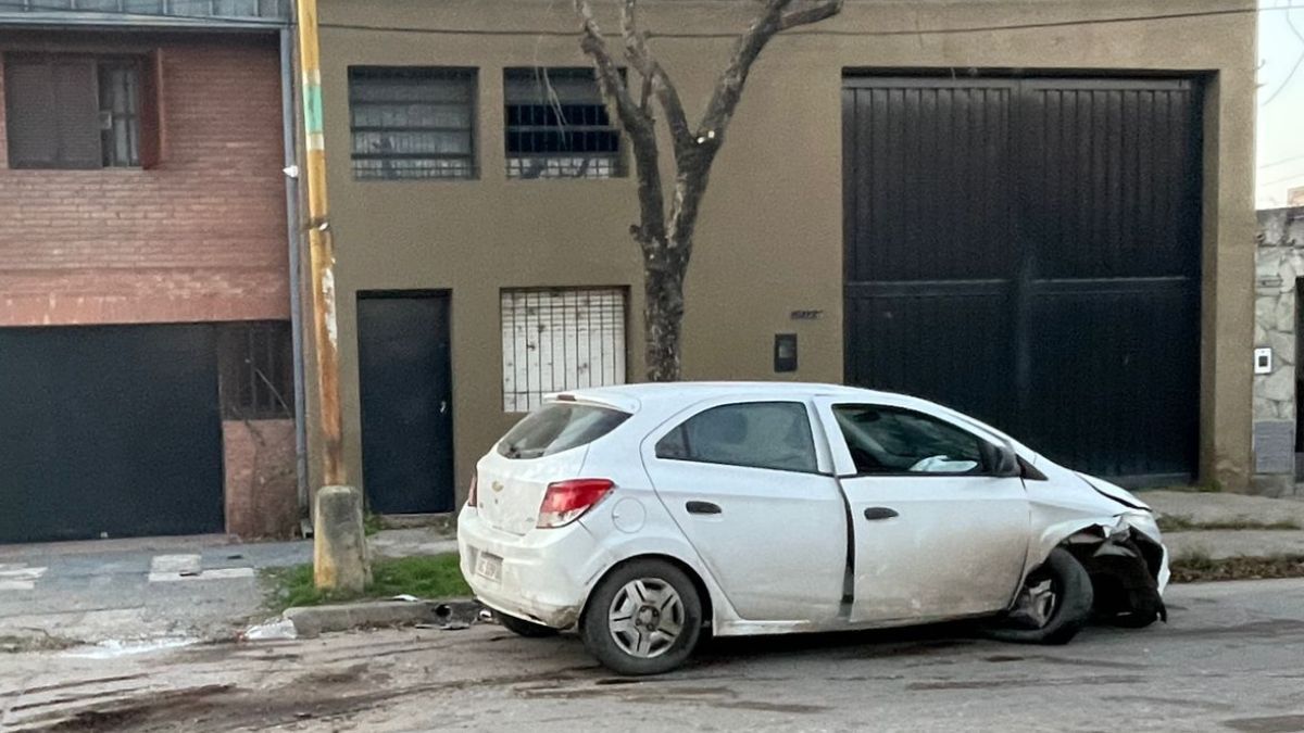 El conductor impacto contra una columna de luz.