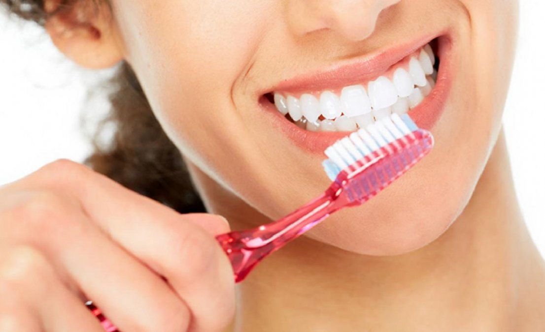 Qué pasa si me lavo los dientes con bicarbonato