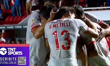 Argentinos Juniors jugó un primer tiempo para el recuerdo ante Unión, que deja una pálida imagen en el campo. Argentinos Juniors jugó un primer tiempo para el recuerdo ante Unión, que deja una pálida imagen en el campo.