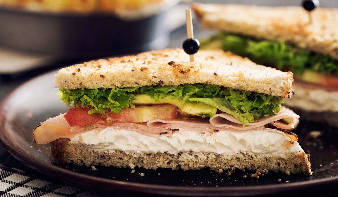 Jamón, queso, tomate y lechuga