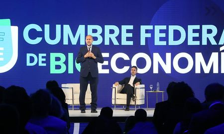 El gobernador Omar Perotti, junto al secretario general del Consejo Federal de Inversiones (CFI), Ignacio Lamothe, encabezó este miércoles la apertura de la primera Cumbre Federal de Bioeconomía. El gobernador Omar Perotti, junto al secretario general del Consejo Federal de Inversiones (CFI), Ignacio Lamothe, encabezó este miércoles la apertura de la primera Cumbre Federal de Bioeconomía.