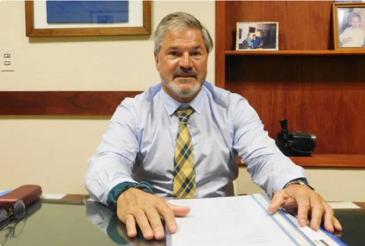 El abogado Jorge Rostand asegura que en el área de Asuntos Legales de Pami Santa Fe le falsificaron su firma. La obra social resolvió cesantearlo. El abogado Jorge Rostand asegura que en el área de Asuntos Legales de Pami Santa Fe le falsificaron su firma. La obra social resolvió cesantearlo.