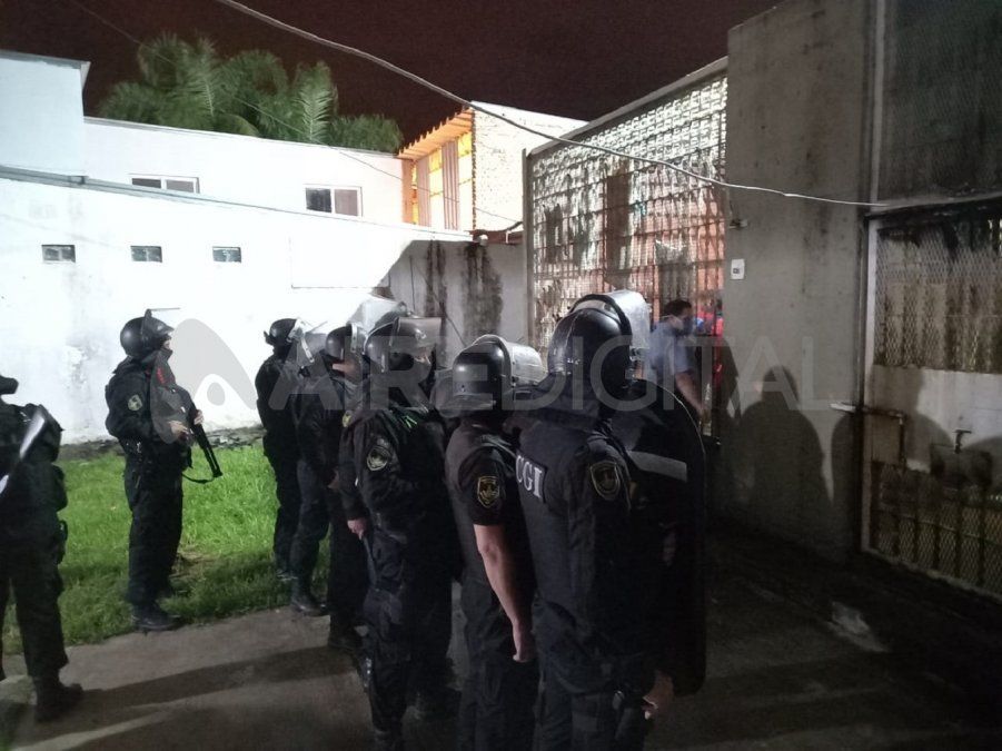 Infantería tuvo que intervenir para sacar a los presos a un patio.&nbsp;