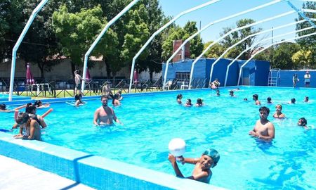 Casi 9 mil jóvenes participaron este verano de propuestas acuáticas, deportivas y formativas en clubes y complejos de Rosario y Santa Fe. Casi 9 mil jóvenes participaron este verano de propuestas acuáticas, deportivas y formativas en clubes y complejos de Rosario y Santa Fe.