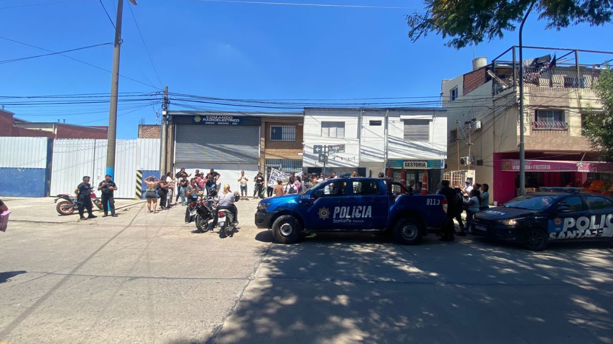 Este miércoles a la mañana, las protestas se desactivaban en la sede del Comando Radioeléctrico de avenida Galicia y en la de avenida Blas Parera.