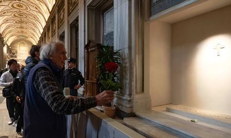 La basílica de Santa María la Mayor abre sus puertas para que los fieles puedan despedirse del papa Francisco. La basílica de Santa María la Mayor abre sus puertas para que los fieles puedan despedirse del papa Francisco.