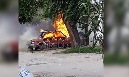 Oyentes de Aire de Santa Fe aportaron una foto del momento en que el auto ardía en llamas. Oyentes de Aire de Santa Fe aportaron una foto del momento en que el auto ardía en llamas.