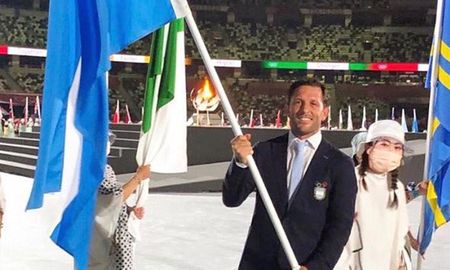 El histórico jugador de Los Leones, que anunció su retiro del seleccionado luego de competir en Tokio, encabezó la comitiva nacional que también contó con la presencia del equipo masculino de vóleibol, ganador de la medalla de bronce. El histórico jugador de Los Leones, que anunció su retiro del seleccionado luego de competir en Tokio, encabezó la comitiva nacional que también contó con la presencia del equipo masculino de vóleibol, ganador de la medalla de bronce.