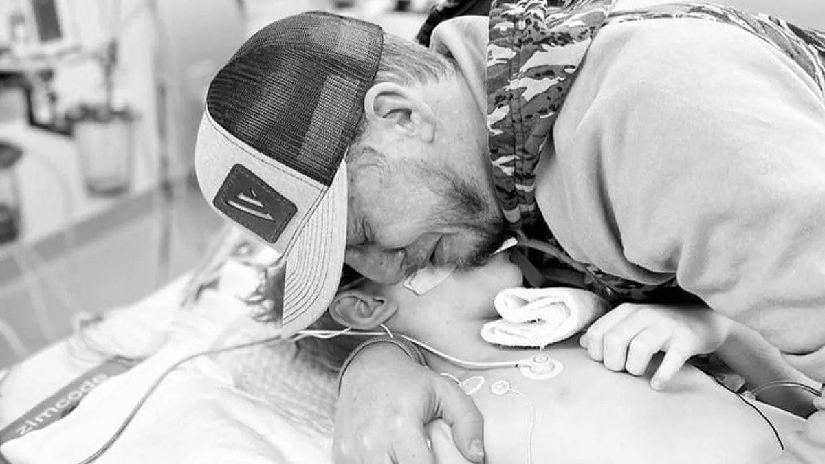 La foto en la que el padre de Drayke Hardman se despide de su hijo es una de las postales más dolorosas del bullying.