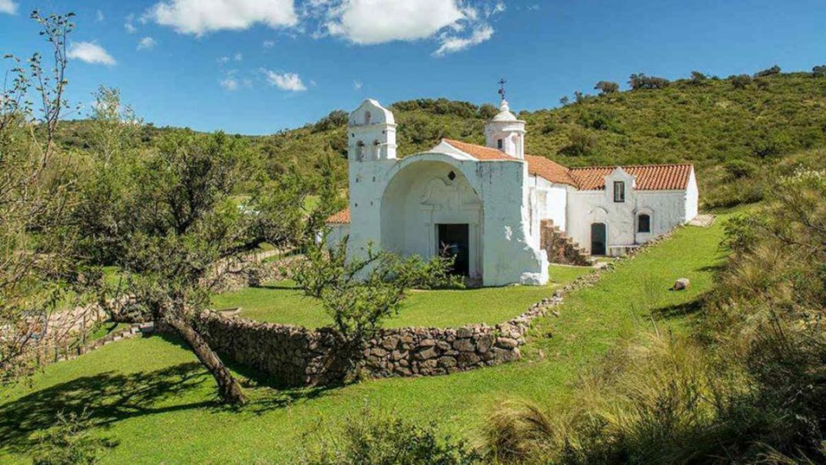 La Capilla de Candonga, una joya histórica y arquitectónica, testigo de los pueblos originarios y la llegada de los jesuitas a la región. La Capilla de Candonga, una joya histórica y arquitectónica, testigo de los pueblos originarios y la llegada de los jesuitas a la región.