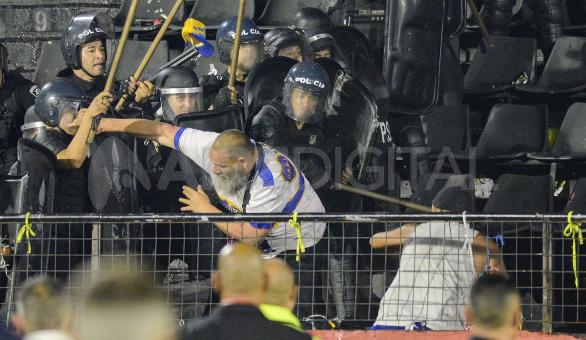 Graves incidentes fueron protagonizados en Rosario por hinchas de Boca y Gimnasia.