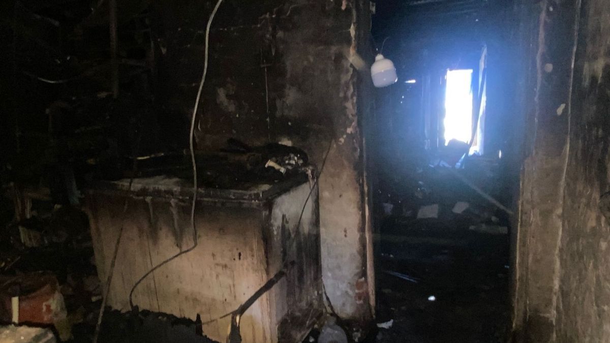 Tras el incendio en barrio Yapeyú, la propiedad corre riesgo de derrumbe. Tras el incendio en barrio Yapeyú, la propiedad corre riesgo de derrumbe.