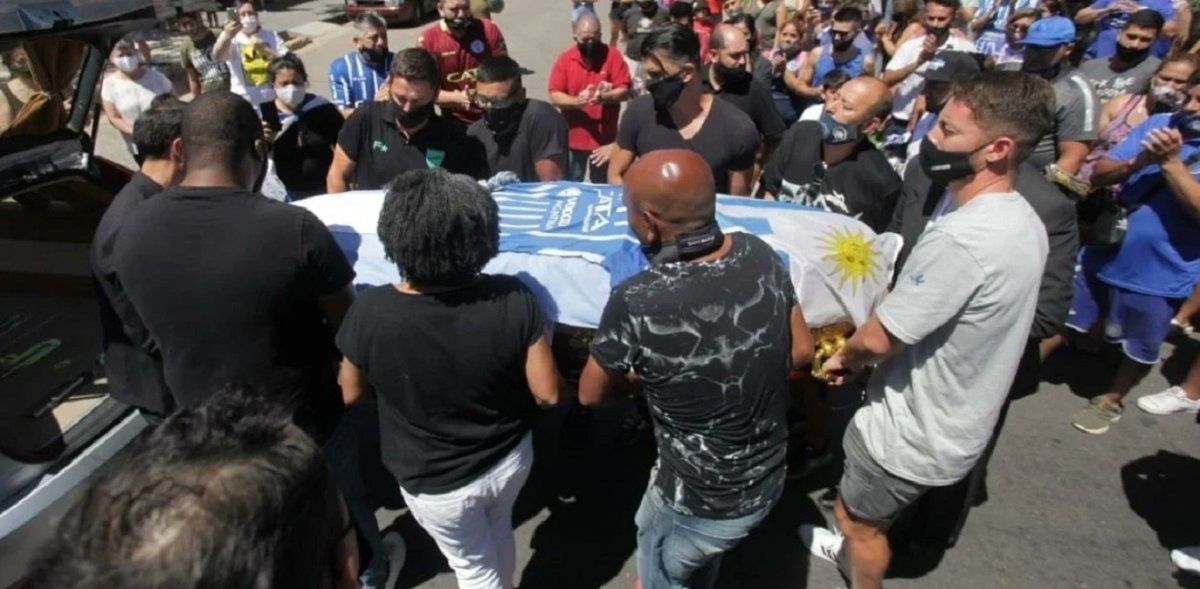 Familia y amigos del Morro García llevaron los restos del jugador a Uruguay.