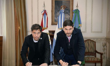Los gobernadores Kicillof y Pullaro firmaron este viernes un convenio para trabajar en forma conjunta en políticas de seguridad. Los gobernadores Kicillof y Pullaro firmaron este viernes un convenio para trabajar en forma conjunta en políticas de seguridad.